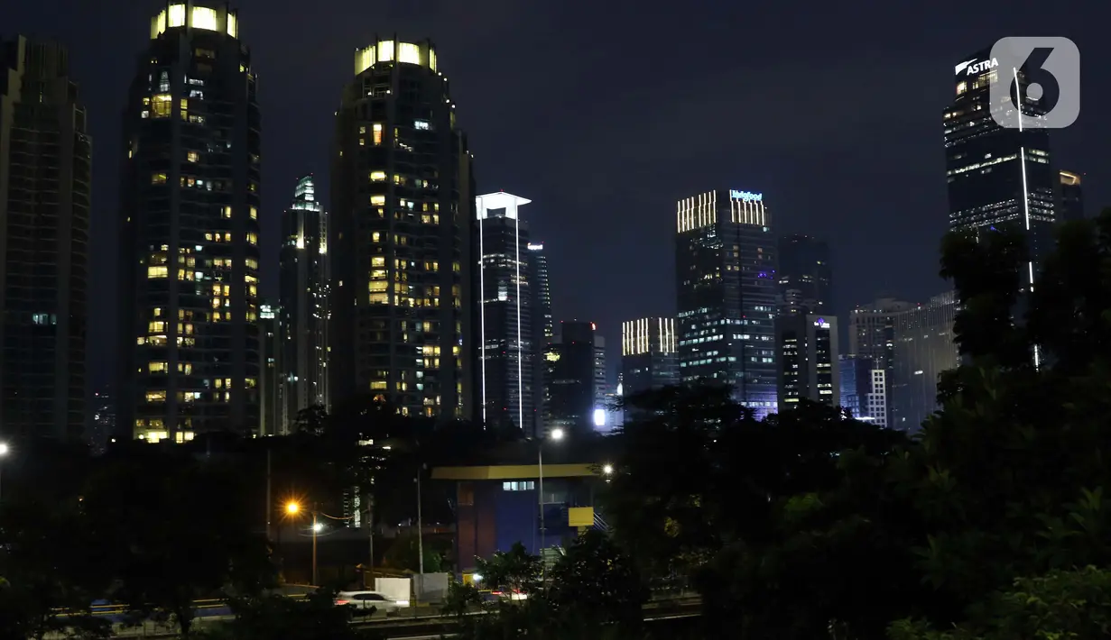Suasana malam gedung-gedung perkantoran di Jakarta, Rabu (27/5/2020). Pemerintah akan mengerahkan personel TNI/Polri guna memastikan masyarakat menerapkan protokol kesehatan diantaranya menggunakan masker, jaga jarak, dan hindari kerumunan. (Liputan6.com/Helmi Fithriansyah)