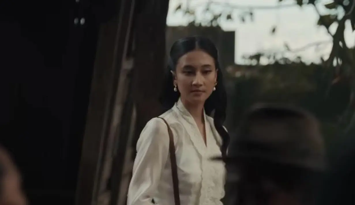 Dalam video musiknya, Keisya menunjukkan sisi anggunnya dalam balutan kebaya klasik. [@keisyalevronka].
