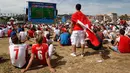 Para fans Swiss tampak santai menyaksikan laga Piala Eropa melawan Albania di Fan Zone Kota Marseille dengan layar raksasa. (AFP/Jean Christophe Magnenet)