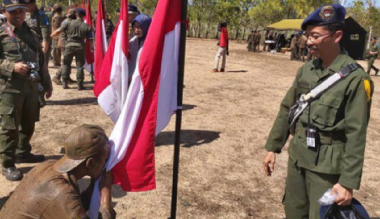 Bagas terlihat sangat gagah saat mencium sang bendera merah putih. Tak banyak yang mengetahui bahwa kakek Bagas merupakan purnawirawan Perwira Angkatan Darat. (Liputan6.com/IG/@arzetibi)