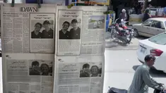 Surat kabar pagi menerbitkan iklan pesan belasungkawa untuk dua korban insiden kapal selam Titan, Shahzada Dawood dan putranya Suleman Dawood, oleh keluarga dan perusahaan mereka, yang dipajang di kios pinggir jalan, di Islamabad, Pakistan, Selasa, 27 Juni 2023. (AP Photo/Anjum Naveed)
