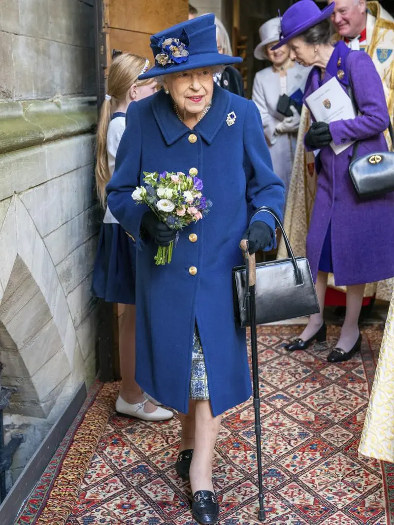 Ratu Inggris Elizabeth II menghadiri acara jelangThanksgiving untuk menandai 100 tahun Royal British Legion di Westminster Abbey, di London, Selasa, 12 Oktober 2021. (Arthur Edwards/Pool Photo melalui AP)
