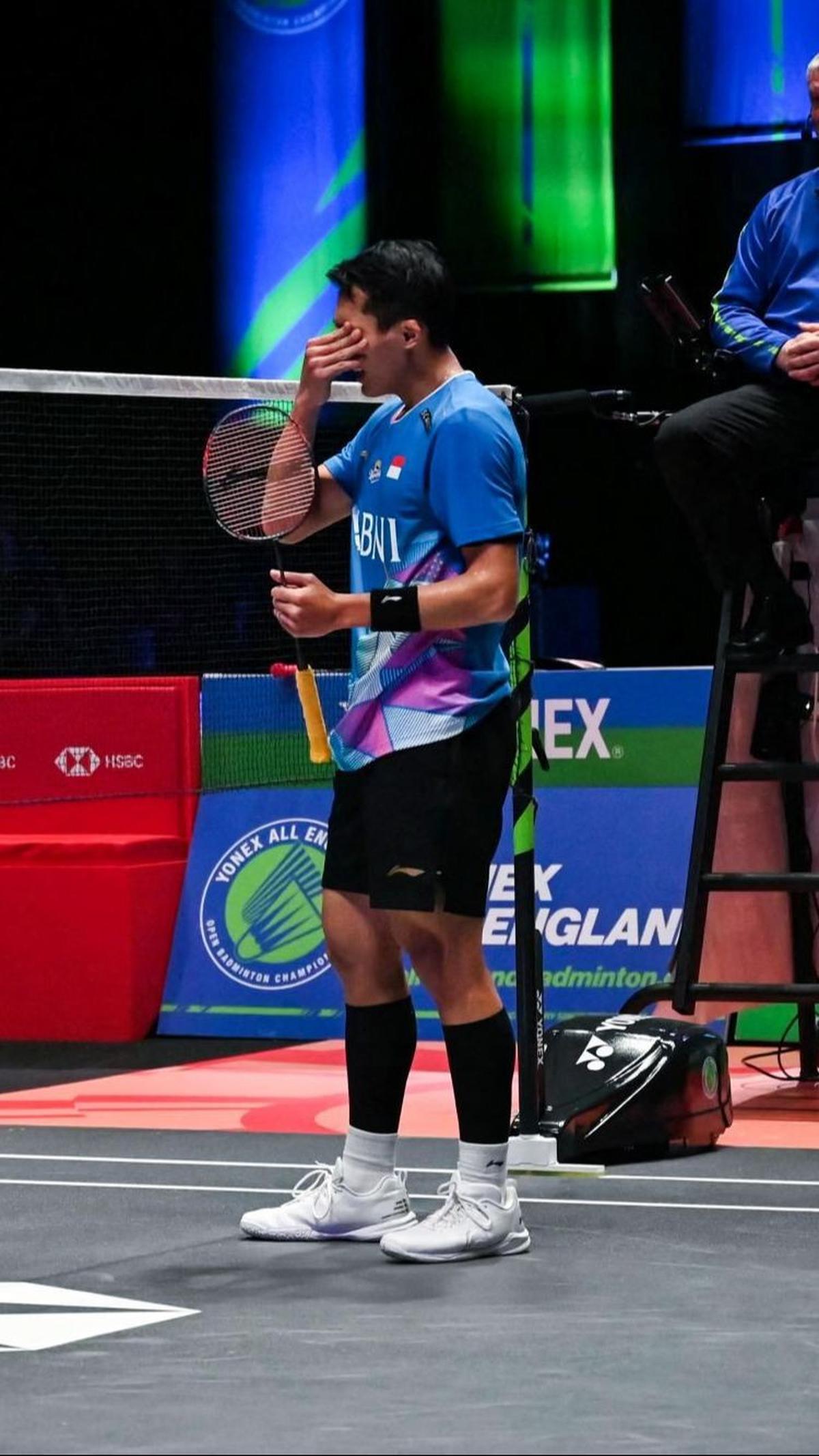 Mengutip dari Antara, Jonatan mengaku sangat bersyukur dan meluapkan kegembiraan dengan panuh haru setelah meraih gelar pertamanya di All England. Foto: JUSTIN TALLIS / AFP