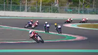 Pembalap Astra Honda Racing Team (AHRT), Herjun Atna Firdaus (depan) memimpin balapan Race 1 kelas Asia Production 250 (AP250) pada ajang Asia Road Racing Championship (ARRC) 2023 di Sirkuit Mandalika, Lombok, Sabtu (12/8/2023). (Dok. AHRT)