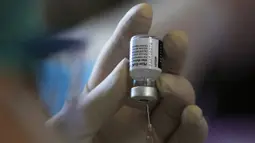 Tenaga kesehatan menyiapkan booster vaksin virus corona COVID-19 Pfizer-BioNTech untuk tenaga kesehatan di Rumah Sakit Bangkok Metropolitan Administration General, Bangkok, Thailand, Selasa (10/8/2021). Kasus COVID-19 di Thailand mencapai 736.522 kasus sejak awal pandemi. (AP Photo/Sakchai Lalit)