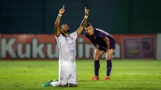 Arema FC berhasil menang tipis 3-2 atas Persik Kediri di pekan ke-12 BRI Liga 1 2021/2022. Gol dari Arema dicetak oleh Carlos Fortes, Johan Alfarizie, dan Feby Eka. Sementara dua gol Persik Kediri dihasilkan oleh Youssef Ezzejjari. (Bola.com/Bagaskara Lazuardi)