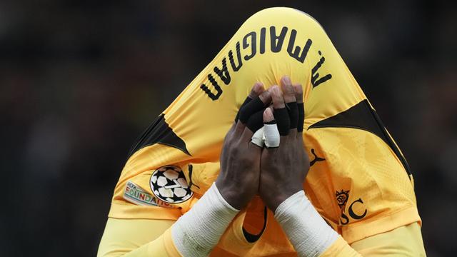 Foto: Terkena Cedera dan Dibobol Dua Gol, Apesnya Mike Maignan saat AC Milan Dipecundangi Liverpool di Liga Champions