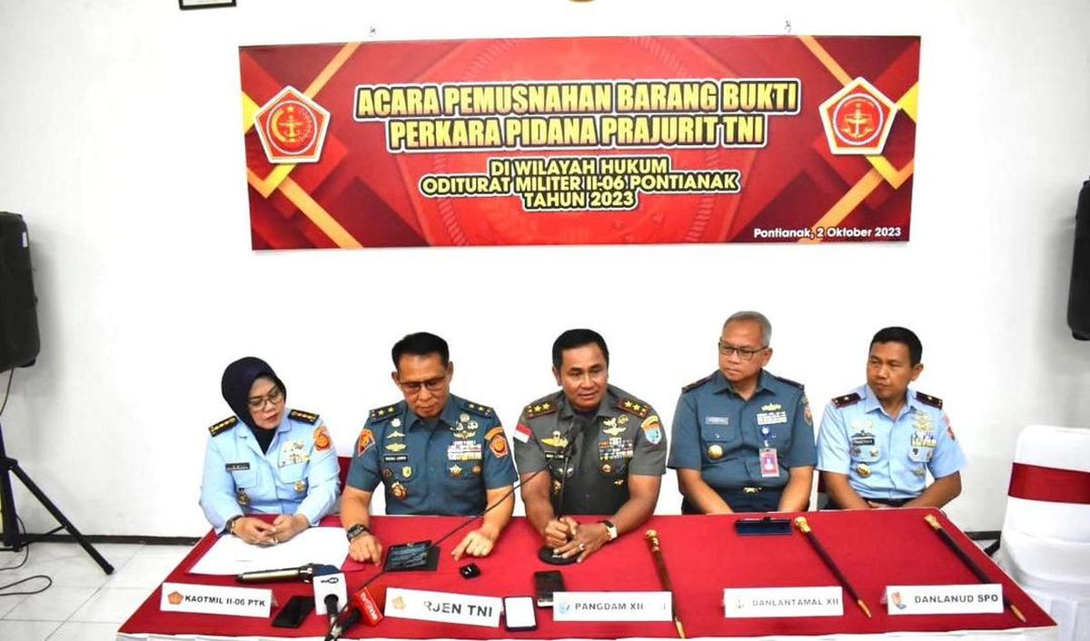 Sementara itu, Mayjen TNI Iwan Setiawan menyampaikan agar masyarakat tidak perlu meragukan TNI. <br>