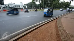 Kendaraan melintas di depan Istana Negara, Jakarta, Selasa (24/11). Aktivitas serta lalu lintas di sekitar Istana masih terlihat sepi dan kondusif meskipun kawasan tersebut menjadi salah satu tempat aksi mogok buruh. (Liputan6.com/Immanuel Antonius)