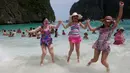 Turis melompat di atas ombak pantai Maya Bay di pulau Phi Phi Leh, Thailand, Kamis (31/5). Maya Bay akan ditutup untuk memulihkan terumbu karang yang sakit akibat peningkatan suhu serta pencemaran lingkungan oleh pengunjung. (AP Photo/Sakchai Lalit)
