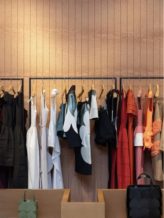 Koleksi Encore hadirkan estetika yang begitu unik, khas Peggy Hartanto dengan desai klasik sekaligus elemen playful.