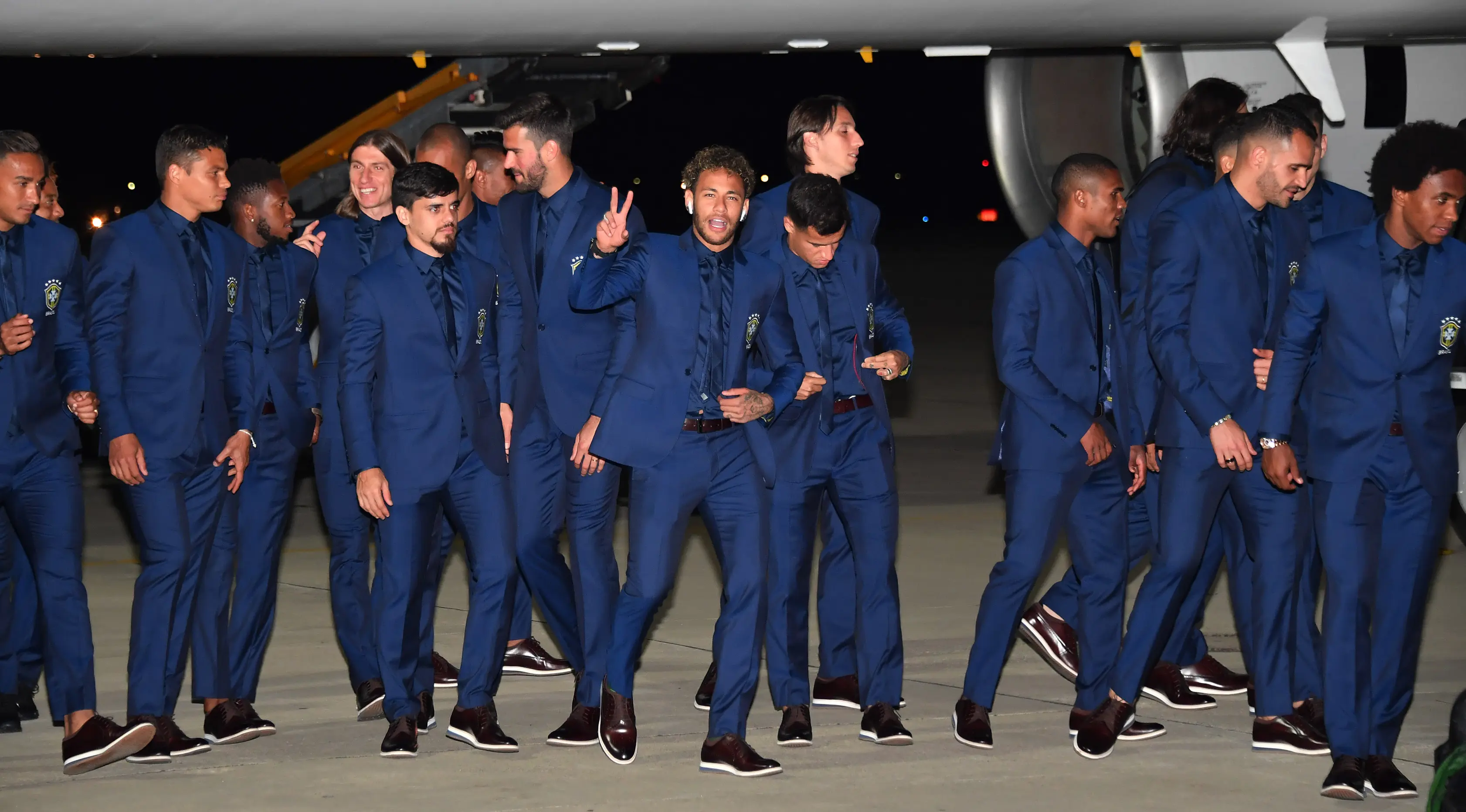 Para pemain Brasil tiba di Bandara Sochi, di Rusia (11/6). Di Piala Dunia 2018, timnas Brasil berada di Grup E bersama Swiss, Kosta Rika dan Serbia. (AFP Photo/Nelson Almeida)