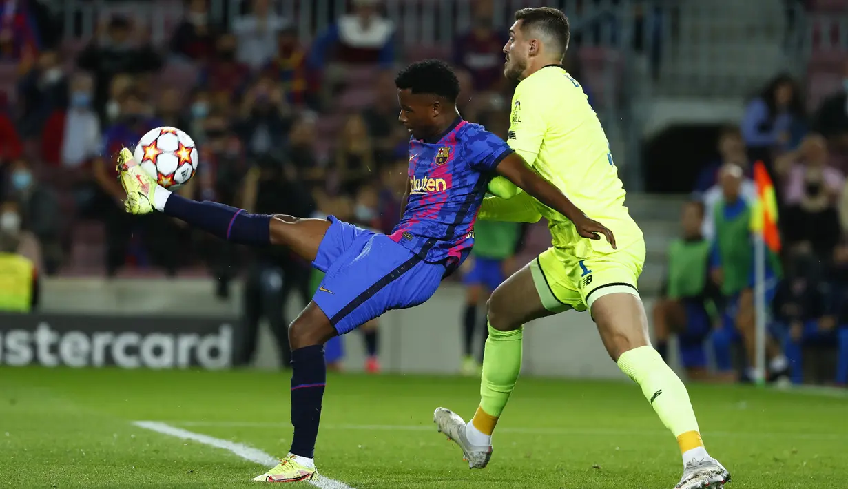 Di babak kedua, Barcelona bermain lebih ofensif dengan memasukkan Ansu Fati dan Philippe Coutinho. Ansu Fati (kiri) memperoleh peluang di menit ke-53. Namun tendangan volinya sambil membelakangi gawang masih melebar di sisi kanan. (AP/Joan Monfort)
