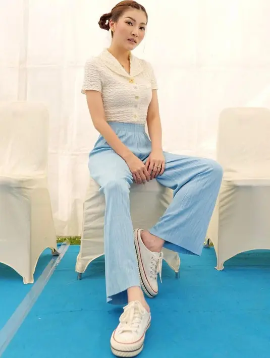 Tweed blouse dengan celana cutbray dan sneakers. @sarwendah29.