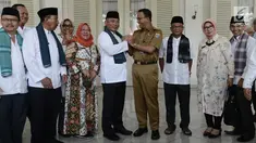 Gubernur DKI Jakarta Anies Baswedan berjabat tangan dengan Wali Kota Bekasi Rahmat Effendi di Balai Kota, Jakarta, Senin (22/10). Kedatangan Rahmat Effendi untuk membahas permasalahan sampah di Bantargebang, Kota Bekasi.  (Merdeka.com/Iqbal S. Nugroho)