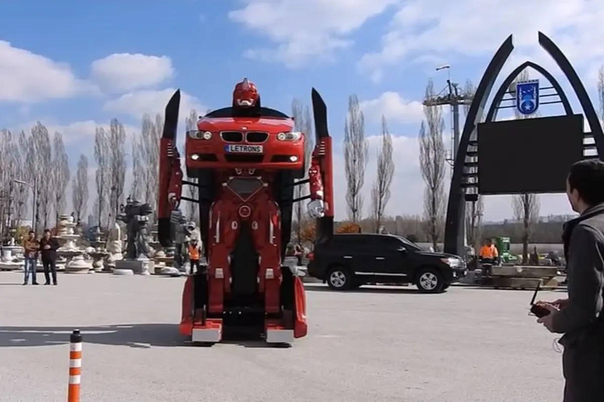 [Bintang] Tak Cuma di Transformer, Kini Robot Mobil Juga Ada di Dunia Nyata