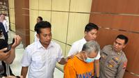 Seorang pendeta berinisial DBH (67) warga Kecamatan Sukorejo, Kota Blitar, akhirnya muncul di hadapan publik. (Liputan6.com/ Dian Kurniawan)