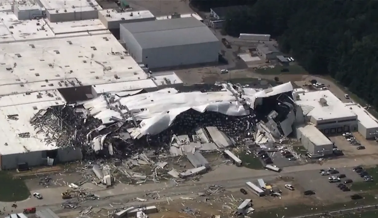 Pabrik Pfizer rusak setelah tornado melewati wilayah tersebut di Rocky Mount, N.C. pada Rabu, 19 Juli 2023. (WTVD via AP)