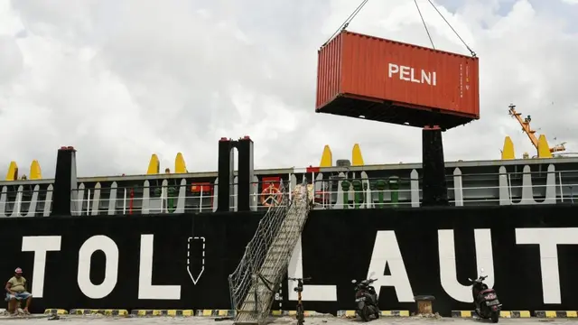 Asdep IPW Kemenko Marves Djoko Hartoyo melakukan monitoring dan evaluasi Tol Laut Tahuna yang terletak di Sangihe. (Dok Kemenko Marves)