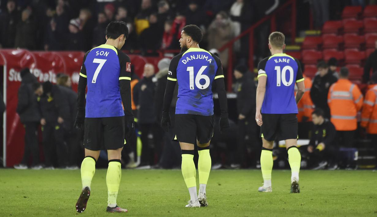 Pemian Tottenham Hotspur, Son Heung-min, Arnaut Danjuma dan Harry Kane meninggalkan lapangan dengan kekecewaan setelah ditaklukkan Sheffield United pada laga Piala FA di Stadion Bramall Lane, Kamis (2/3/2023). (AP Photo/Rui Vieira)