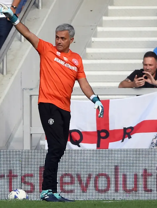 Pelatih MU, Jose Mourinho memberikan intruksi kepada rekan-rekanya saat menjadi kiper dalam sebuah pertandingan amal sepak bola untuk mengumpulkan dana bagi korban di Grenfell Tower di stadion Loftus Road QPR di London, (2/8). (Victoria Jones/PA via AP)