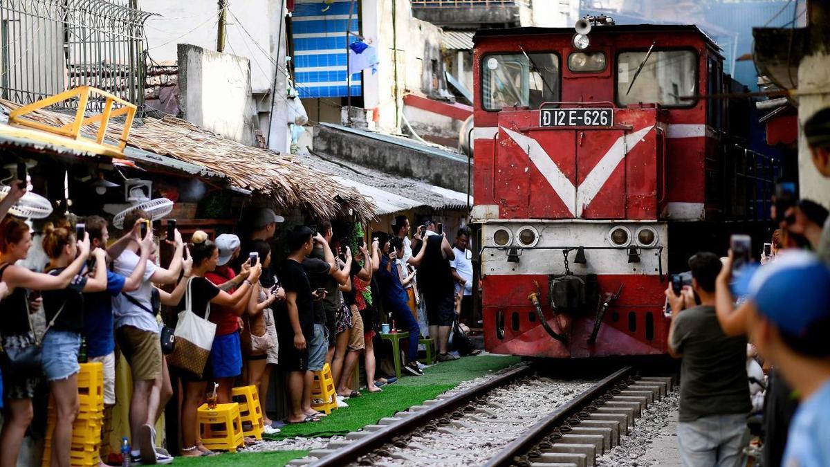 Insiden Kereta Api Sambar Meja dan Kursi di Spot Wisata Ternama di Hanoi Vietnam, Pengunjung Panik