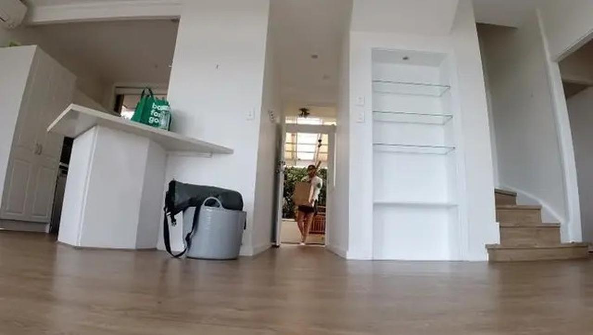 Potret Dapur Serba Putih Amanda Rawles, Minimalis dan Modern dengan View Pantai