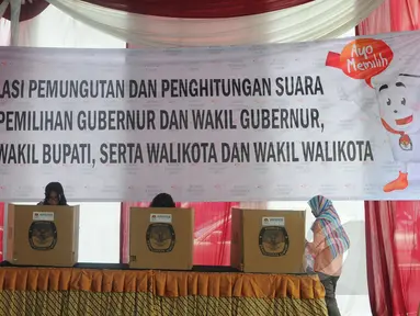Pegawai KPU mengikuti Simulasi Pemungutan dan Penghitungan Suara di TPS Pada Pemilihan Kepala Daerah dan Wakil Kepala Daerah, di Halaman Gedung KPU RI, Jakarta Pusat, Selasa (7/4/2015). (Liputan6.com/Herman Zakharia)