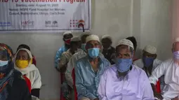 Pengungsi Rohingya menunggu untuk divaksinasi COVID-19 di Ukhiya di Cox's Bazar, Bangladesh(10/8/2021).  Pemerintah Bangladesh dan lembaga bantuan mulai memvaksinasi pengungsi Rohingya pada Selasa ketika gelombang virus meningkatkan risiko kesehatan di kamp-kamp pengungsian. (AP Photo)