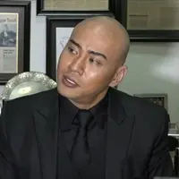 Deddy Corbuzier berurai air mata saat menceritakan betapa takutnya Ario Kiswinar Teguh disomasi oleh Mario Teguh.