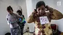 Seorang pengemudi ojek online wanita mempersiapkan diri jelang peragaan busana di Rawamangun, Jakarta, Jumat (20/4). Kegiatan tahunan ini sebagai bentuk apresiasi GO-Mart DanDan kepada mitra driver. (Liputan6.com/Fery Pradolo)