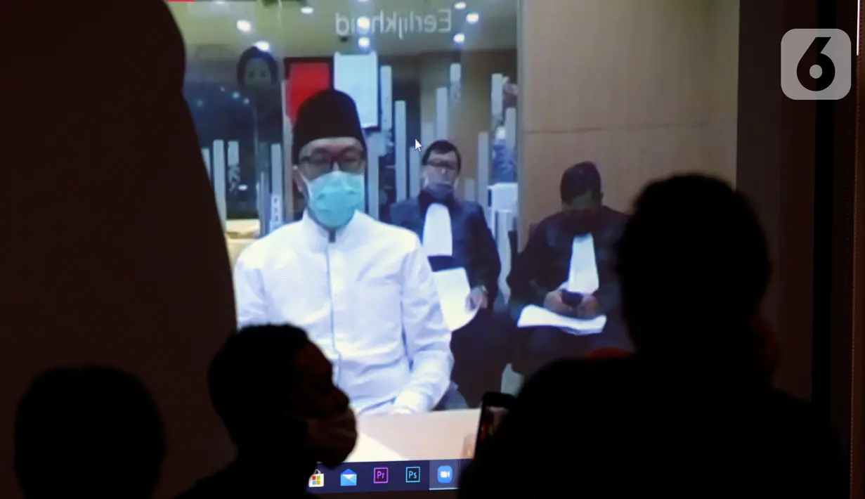 Mantan Menpora, Imam Nahrawi mendengarkan bacaan tuntutan Jaksa Penuntut Umum (JPU) dalam secara online di Gedung KPK, Jakarta,Jumat (12/06/2020). Imam Nahrawi terkait kasus dugaan suap dana hibah pemerintah kepada KONI melalui Kemenpora sebesar 17 miliar. (merdeka.com/Dwi Narwoko)
