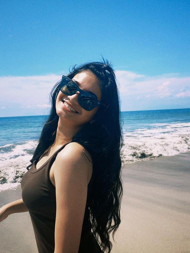 Ratu Sofya pelesir ke pantai (Foto: Instagram/@ratusfy_)