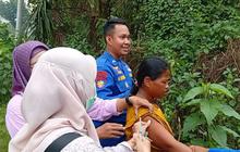 Polres Karawang Evakuasi ODGJ dari Lokasi Banjir Setinggi Dua Meter