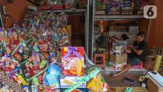 Pedagang musiman menyelesaikan pembuatan parsel di kawasan Barito, Jakarta Selatan, Selasa (26/3/2024). (merdeka.com/Arie Basuki)