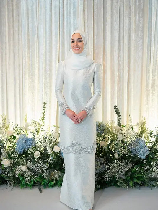 Jangan lupakan penampilan anggun berkerudung Anisha Rosnah di momen pengajian sebelum pernikahannya dengan Pangeran Abdul Mateen ini. Ia mengenakan baju kurung super cantik yang serasi dengan rok panjangnya. Penampilannya dipadu mengenakan kerudung putih polos. [Foto: Instagram/tehfirdaus]