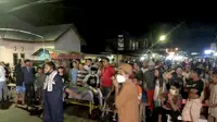 Warga Kelurahan Talumolo, Kecamatan Dumbo Raya, Kota Gorontalo, memblokir Jalan Trans Sulawesi lantaran dilarang tarawih. (Foto: Liputan6.com/Arfandi Ibrahim)