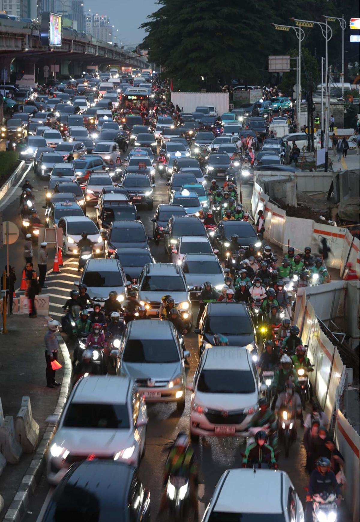 FOTO: Macet Horor di TB Simatupang, Gubernur DKI Ultimatum Proyek Galian Rampung Oktober
