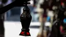 Pria Mesir memegang lentera tradisional yang dikenal dalam bahasa Arab sebagai "Fanous" yang dijual selama bulan suci Ramadan di Sayeda Zainab, Kairo, 19 April 2020.  Menjelang Ramadan 1441 H, warga Mesir mulai berburu lentera warna-warni di tengah pandemi corona Covid-19. (Mohamed el-Shahed/AFP)