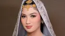 Disempurnakan dengan pulasan makeup soft glam yang flawless oleh MUA kenamaan, @marlenehariman, dan tatanan rambut oleh  @detaazhari. Kombinasi dari semua elemen ini menghasilkan tampilan yang sempurna, membuat Ochi tampil sebagai pengantin yang memancarkan pesona budaya dan keanggunan.  [@renzilazuardi/@marlenehariman].