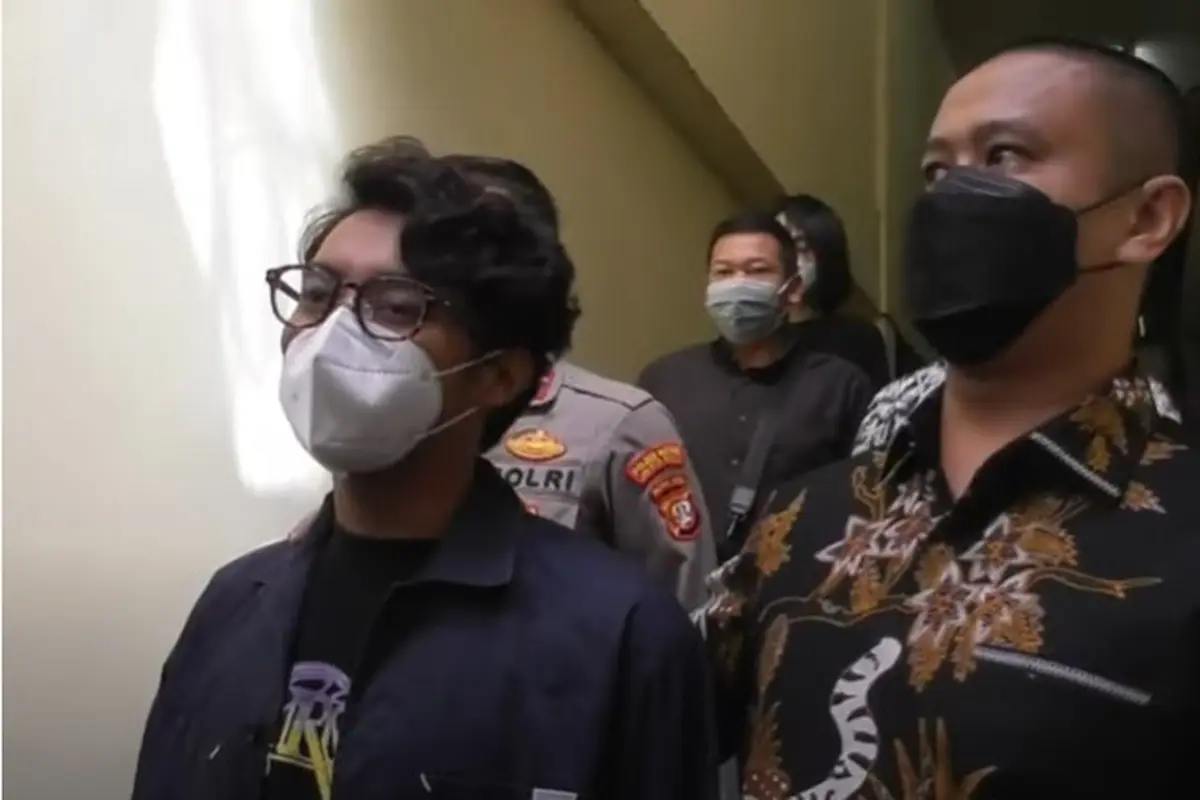 Ardhito Pramono dibawa polisi ke Rumah Sakit Ketergantungan Obat (RSKO) /YouTube: KH Infotainment)