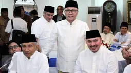 Ketua MPR RI Zulkifli Hasan (tengah) dan politisi senior Amien Rais (kiri) dan Ketua Fraksi PAN Mulfachri Harahap berfoto bersama disela acara buka puasa bersama di kediaman Ketua MPR RI, di Jakarta, Kamis (25/6/2015). (Liputan6.com/Helmi Afandi)