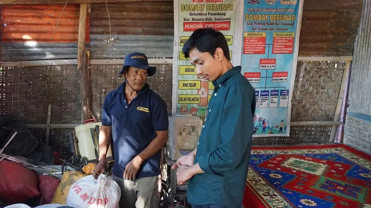 Inovasi lokal untuk perubahan iklim, Co-Founder/CEO Mall Sampah, Adi Saifullah Putra saat edukasi pemilahan sampah