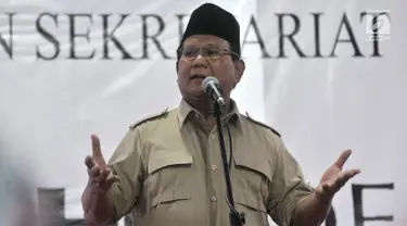 Ketua Umum Partai Gerindra Prabowo Subianto memberikan sambutan saat peresmian Roemah Djoeang di Jalan Wijaya, Kebayoran Baru, Jakarta, Minggu (29/7). Roemah Djoeang didirikan sebagai markas bagi para relawan di Pilpres 2019. (Merdeka.com/Iqbal S Nugroho)