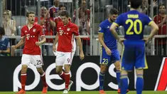 Pemain Bayern Munchen, Thomas Mueller (kiri) dan Robert Lewandowski, merayakan gol saat melawan FK Rostov pada laga grup D Liga Champions di Allianz Arena, Munich, Jerman, (14/9/2016) dini hari WIB. (AP Photo/Matthias Schrader)