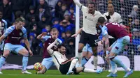 Pemain Liverpool, Mohamed Salah terjatuh di kotak penalti Burnley saat bertanding dalam lanjutan Liga Inggris 2021/2022, Minggu (13/2/2022). (AP Photo/Jon Super)