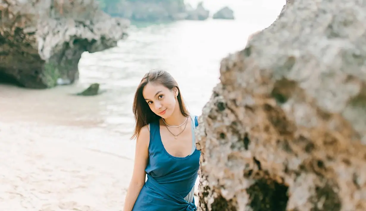 Di tengah kesibukannya menjalani syuting, Nasya pun masih punya waktu untuk menikmati momen travelling. Salah satu tempat yang banyak ia kunjungi ialah pantai. Selain itu ia pun masih tetap menjalani aktivitas olaraganya berupa yoga, panjat dinding, hingga pole dance yang kerap mencuri banyak perhatian netizen. (Liputan6.com/IG/@nasyamarcella)