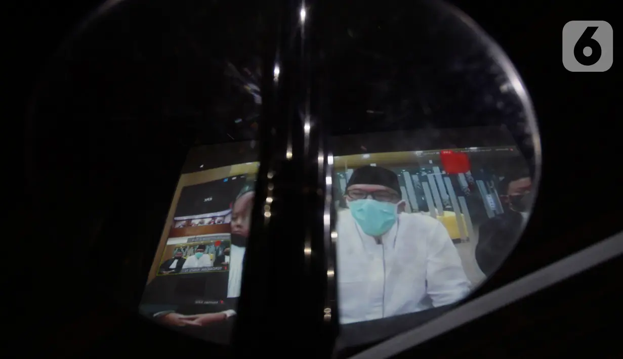 Terdakwa mantan Menteri Pemuda dan Olahraga Imam Nahrawi mendengarkan pembacaan putusan dalam sidang secara online di gedung KPK Jakarta, Senin (29/6/2020). Jaksa meyakini Imam Nahrawi menerima suap senilai Rp 11,5 miliar terkait pencarian dana hibah dari Kemenpora ke KONI. (merdeka.com/Dwi Narwoko)