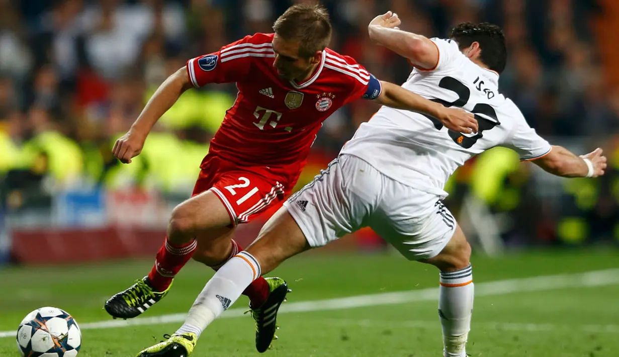 Penyerang Bayern Munich, Philipp Lahm (kiri), mendapat tackling keras dari Isco (Real Madrid) dalam laga pertama semifinal Liga Champions di Stadion Santiago Bernabeu, Madrid, Spanyol (24/4/2014). (REUTERS/Michael Dalder)