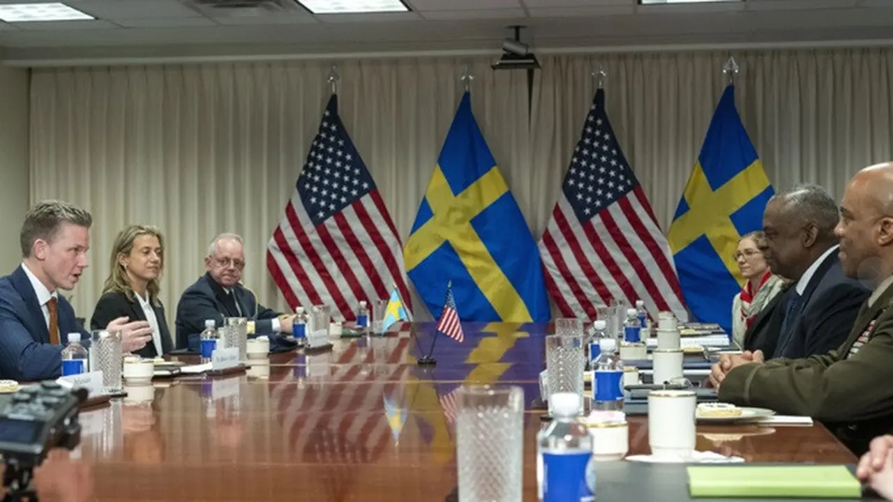 Menteri Pertahanan Amerika Serikat Lloyd Austin dan Menteri Pertahanan Swedia Pal Jonson dalam penandatanganan perjanjian kerja sama pertahanan kedua negara di Washington pada 5 Desember 2023.